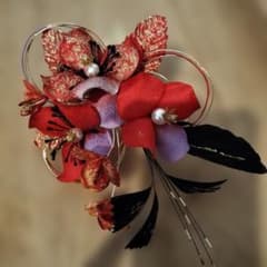 華やかな花の髪飾りのサムネイル