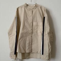 新品タグ付】バンドカラーシャツ ベージュ 袖ライン 38 - メルカリ