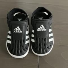 adidas キッズサンダル ブラックのサムネイル