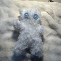ホワイト 猫　手編み　ぬいぐるみのサムネイル