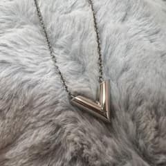 美品ルイヴィトン エセンシャル V ネックレス シルバー ブランド アクセサリーのサムネイル