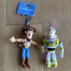 【タグつき】ウッディとタグなしバズ・ライトイヤー　ぬいぐるみ　ストラップつきのサムネイル