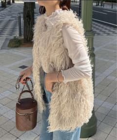 クリーム色ファー風ロング丈ベスト　ジレのサムネイル