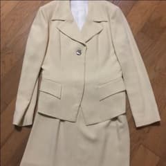 色は明るいクリーム色ですのサムネイル