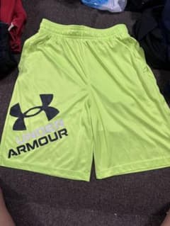 UNDER ARMOUR 蛍光イエローハーフパンツのサムネイル