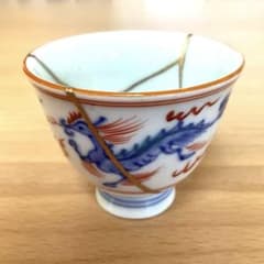 【本漆金継ぎ】有田焼 辻精磁社製　龍と鳳凰の磁器製お猪口 本漆金継ぎ】有田焼 辻精磁社製 龍と鳳凰の磁器製お猪口 - メルカリ