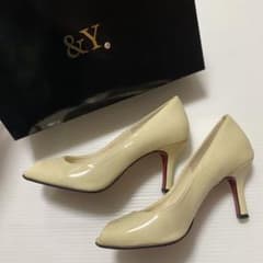 【美品】アンドワイ　&Y  アイボリー　7.5cm オープントゥパンプスのサムネイル