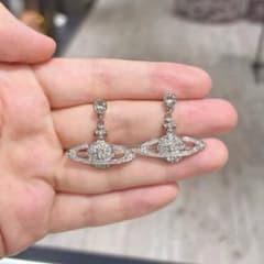 【新品 未使用】美品 　ミニバスレリーフ ピアスのサムネイル