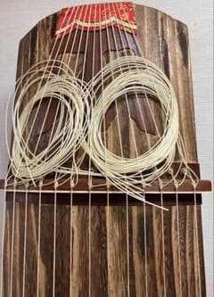 お琴 並甲 すだれ彫り 裏甲に少し割れの修復跡有り 琴柱 猫足他一式付き お琴 並甲 すだれ彫り 裏甲に少し割れの修復跡有り 琴柱 猫足他一式