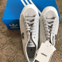 adidas スニーカーのサムネイル