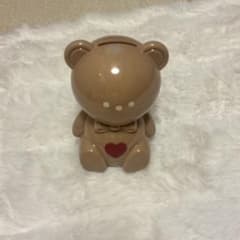 クマ型プラスチック貯金箱 ハート付きのサムネイル