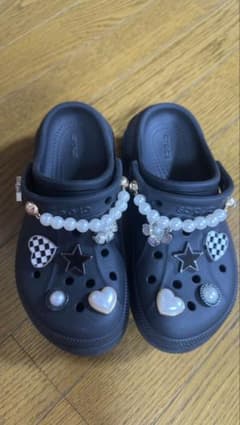 Crocs 厚底 サンダル ブラック パール風チャーム付きのサムネイル