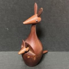 木製カンガルー親子彫刻 約15cmのサムネイル