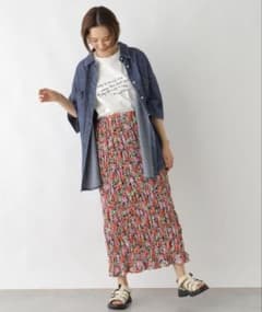 新品タグ付き⭐︎LEPSIM 柄シャーリングスカート　FREEのサムネイル