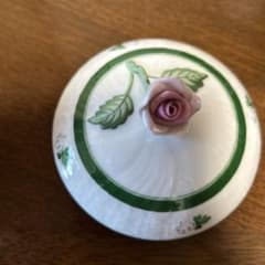 百貨店購入★ヘレンド ウィーンの薔薇 蓋付きカップ 175年バックスタンプ② ☆直営店購入☆ヘレンド ウィーンの薔薇 蓋付きカップ 175年バック