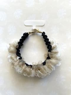 【R13】パラコードハンドメイド フリルストラップ ホワイト＆ゴールドのサムネイル