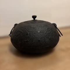 南部鉄器 鋳鉄製 花模様 丸型茶釜 - メルカリ