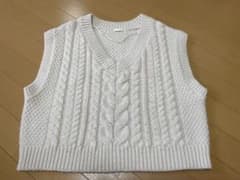 ホワイト ケーブル編み ニットベストのサムネイル