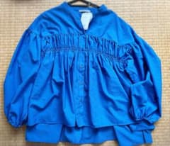 青いギャザー入り長袖シャツのサムネイル