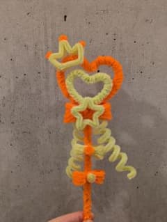 モールで作ったオレンジ色のステッキのサムネイル