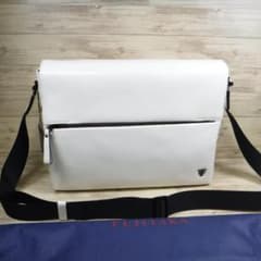フジタカ 定価4万9500円 白 レザーショルダーバッグ 艶感 牛革 A4 