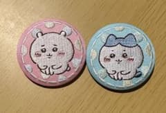 ちいかわ　刺繍缶バッジ　おすわり　ちいかわ　ハチワレのサムネイル