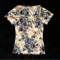 美品！LEST ROSE♡薔薇柄トップスのサムネイル