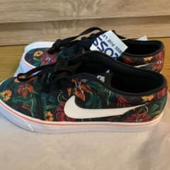 リュウ様専用NIKEスニーカー  花柄のサムネイル