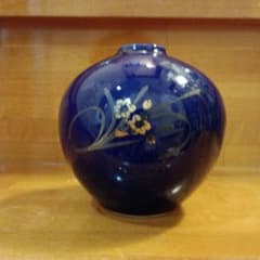 陶器 一輪挿し 花瓶 瑠璃色 花柄のサムネイル