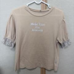GU ベージュ レース袖 ロゴTシャツ　Mサイズのサムネイル