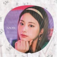 新品♡ TWICE ツウィ うちわ Kura kura ライブグッズ 団扇