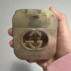 GUCCI Guilty 香水 ユニセックス ゴールドデザイン50mlのサムネイル
