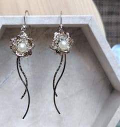 ピアス　イヤリング変更可　ハンドメイド　シルバー　花　ウェーブ　パール　揺れるのサムネイル