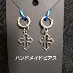 ハンドメイドピアス クロス シルバーのサムネイル
