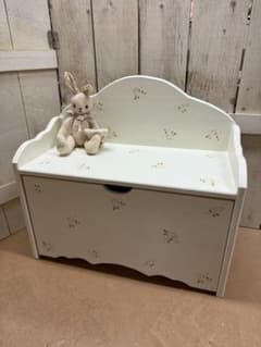 薔薇のステンシルいっぱいのベンチ型おもちゃ収納&ディスプレイ キャスターBOX 薔薇のステンシルいっぱいのベンチ型おもちゃ収納&ディスプレイ