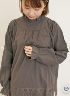 【新品タグ付き】サマンサモスモススカラップレースブラウス チャコールグレーのサムネイル