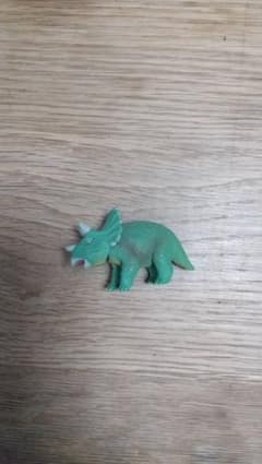 アニア　トリケラトプス　子供のサムネイル