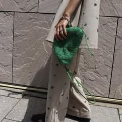 BOTTEGA VENETA ミニ ザ・ポーチ ブークレ カーリー ラフィア 緑 