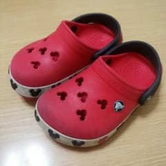 ｃｒｏｃｓクロックスDisneyコラボサンダル（赤)のサムネイル