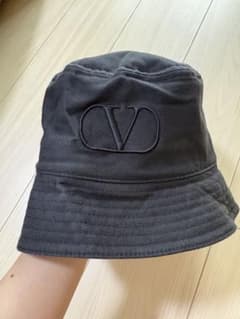 VALENTINO Vロゴ バケットハット ブラック - メルカリ