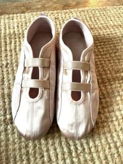完売品　美品ZARAサテンフラットシューズのサムネイル