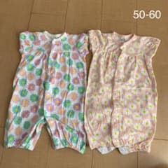 【ムクタン様専用】半袖花柄ロンパース50-60 2着　双子　色違いのサムネイル