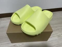 adidas YEEZY SLIDEのサムネイル