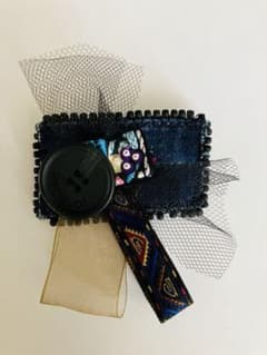ハンドメイド デニムリボン刺繍ブローチのサムネイル