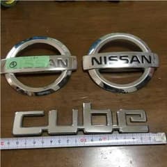 日産キューブカーエンブレムのサムネイル