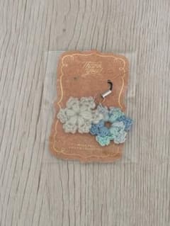ハンドメイド ニットフラワーチャーム 2個セットのサムネイル