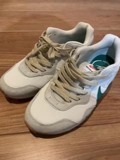 Nike ホワイト/グリーン スニーカーのサムネイル