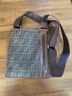 FENDI フェンディ　ショルダーバックのサムネイル