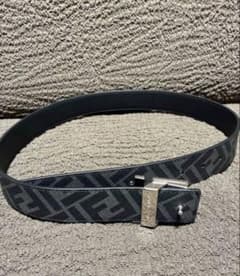 FENDI FFスクエアリバーシブルベルト シルバー 80サイズ 目黒蓮着用 FENDI FFスクエアリバーシブルベルト シルバー 80サイズ 目黒蓮着用