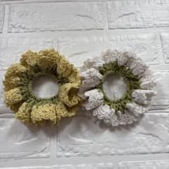 ２個セットハンドメイド手編みシュシュ　きいろのサムネイル